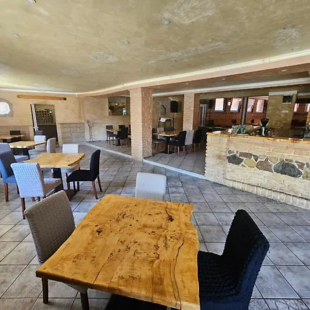 Prenoociste Simke 3* スボティツァ